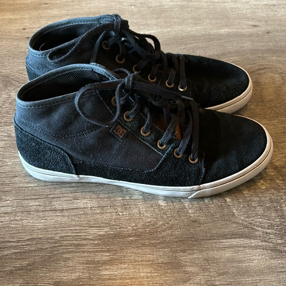 DC mid top sneakers size 6